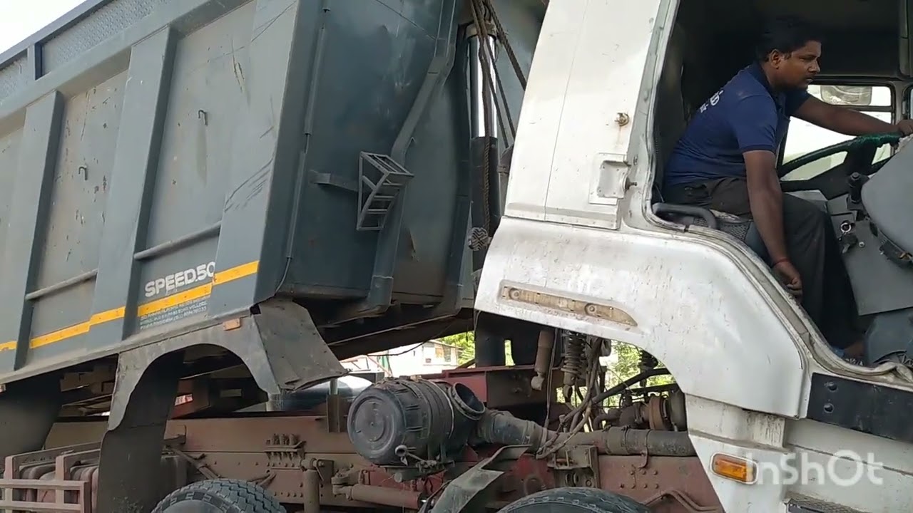 Ashok Leyland Utrack cabin tilt.for engine work.