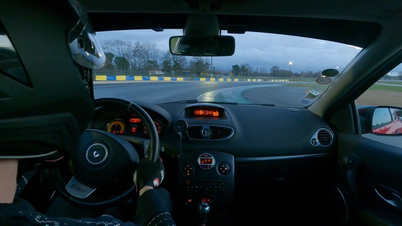 Clio 3 RS - Le Mans Circuit Bugatti : Presque bac à gravier aux S bleus...