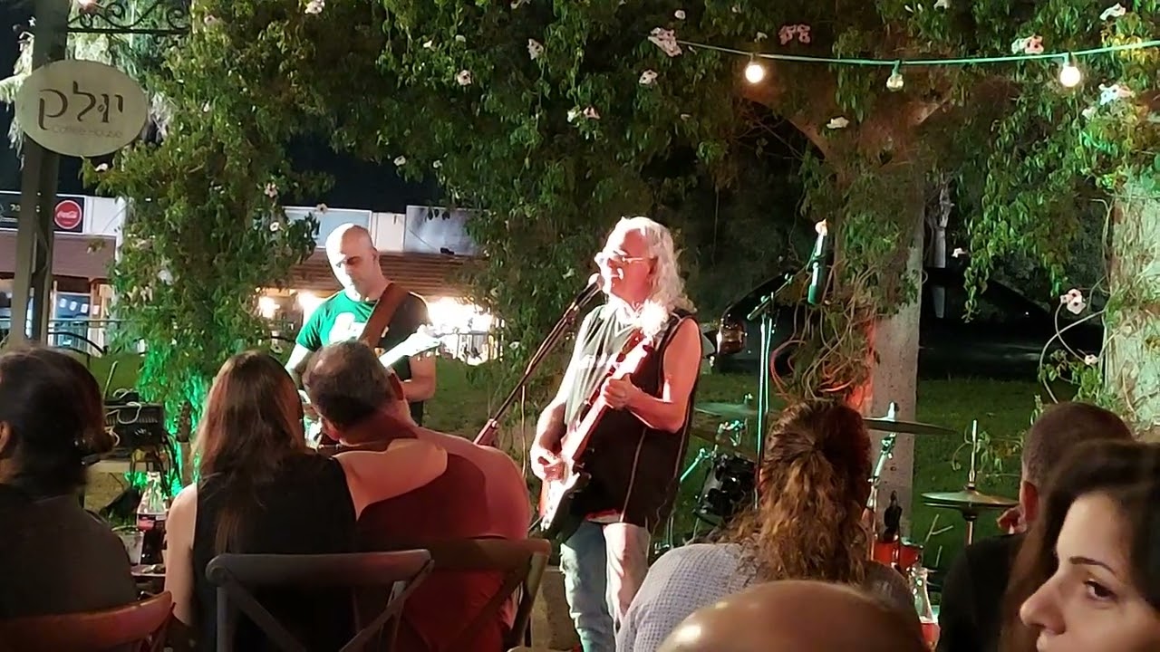 הלילה לבד - מני בגר בקפה יולק 06/10/22