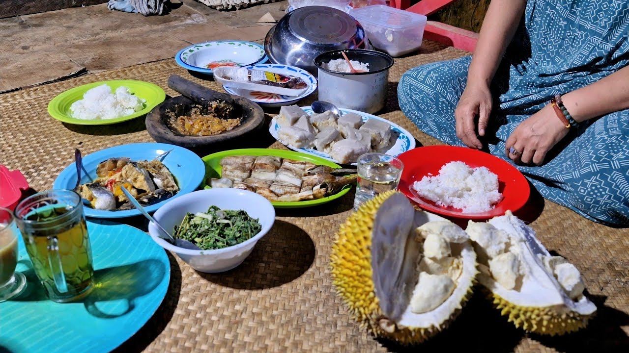 Menu Buka Puasa Patin Batu'up & Kue Amparan Tatak | Traditional Dayak Cooking in the Forest