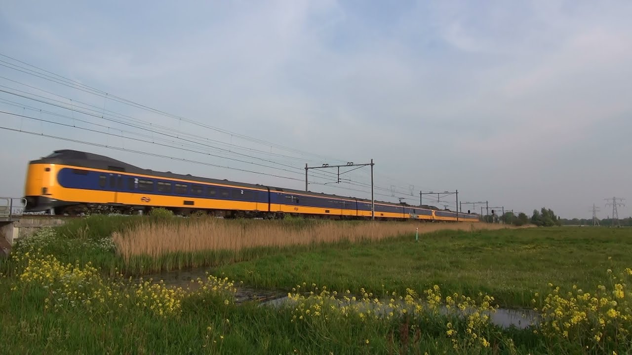 NS gekoppelde SGMm3 + SGMm2 & NS gekoppelde ICMm4 + ICMm3 te hoogte van de Vockestaertpad te Delft