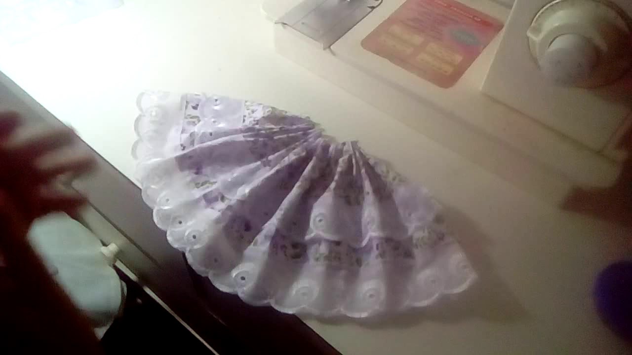 Fazendo vestido de boneca..