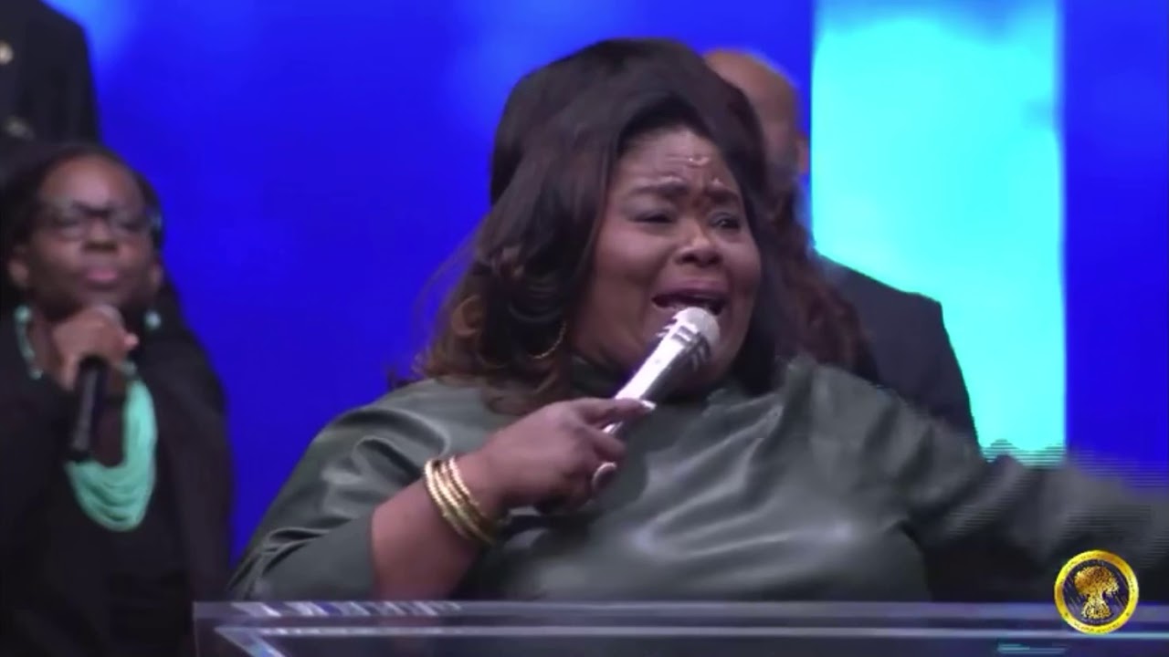 Minister Kathy Taylor singing old school hymns at COGIC Leadership Conference 2020