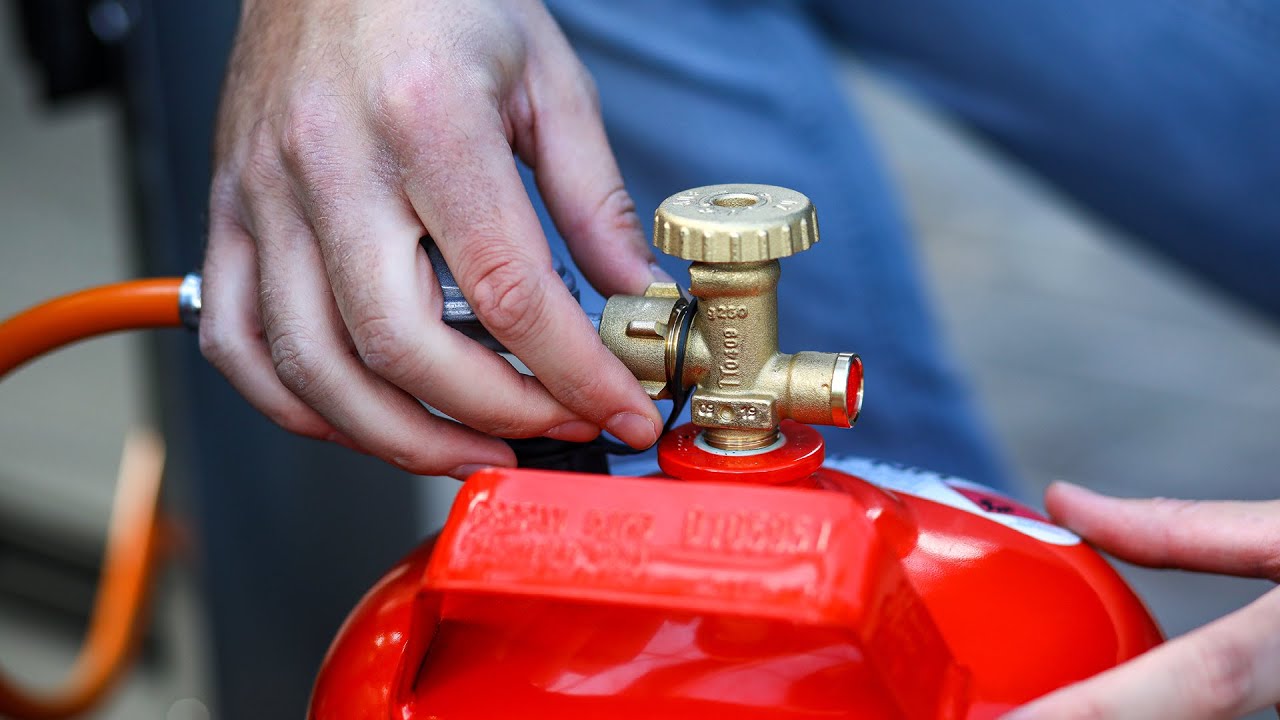 So schlie&szlig;t du eine Gasflasche sicher an deinen Gasgrill an