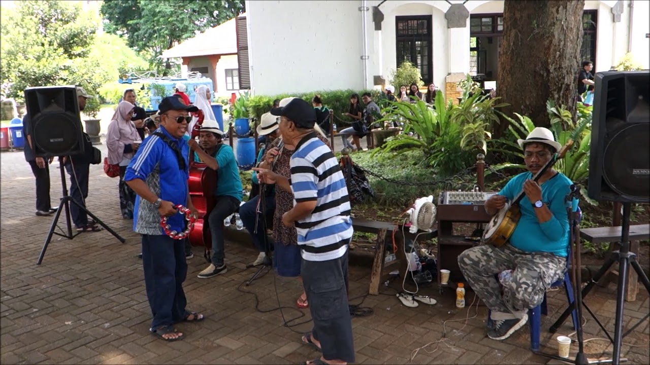 Musikgruppe im Innenhof des Lewang Sewu (Semarang)