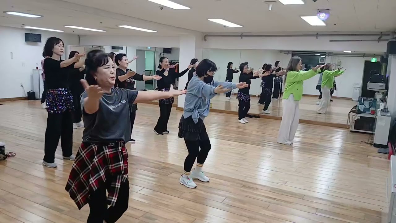 ##구멍난가슴#시그니처건강체조##시니어댄스로빅##실버댄스##건강댄스##관산동종합복지회관##고봉동종합복지회관##화목금##옥례언니는 어디있누ㅋ