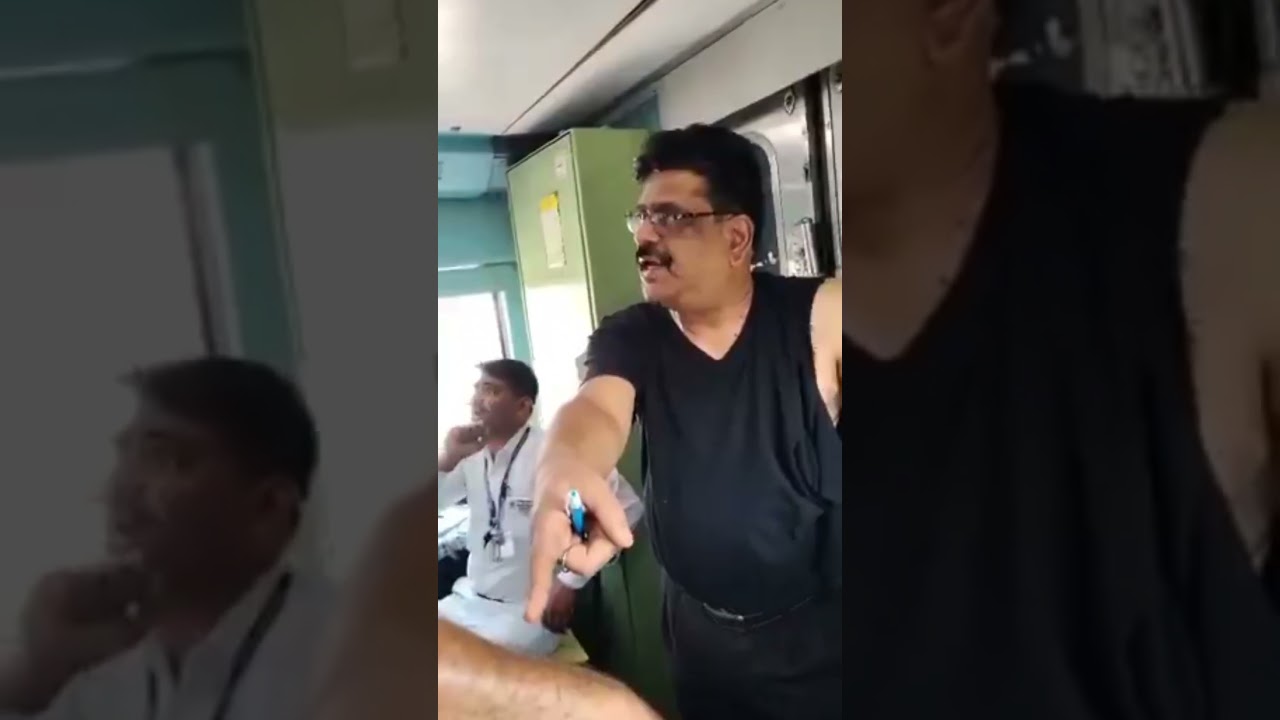 Tte and Train Manager fight at Prayagraj station