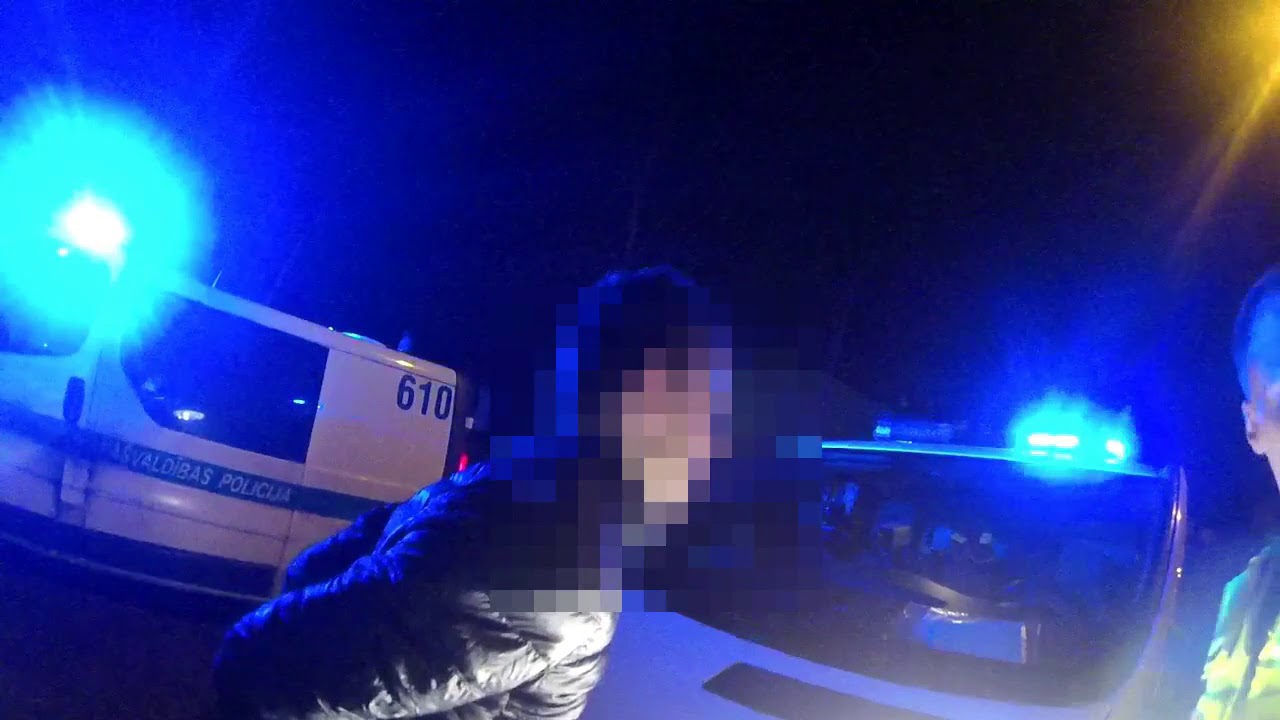 Bolderājā sešpadsmitgadnieks reibumā ar “BMW” bēg no policijas