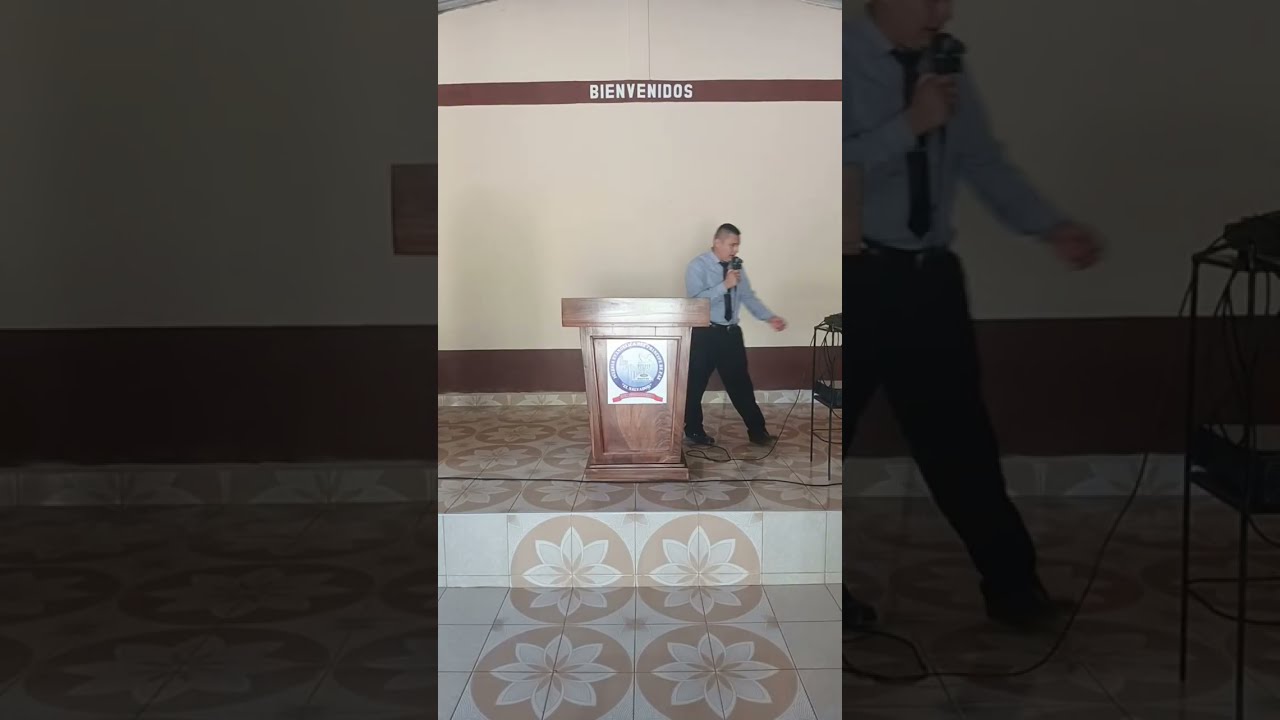 Dios confronta a los profetas mentirosos. 📖  Lamentaciones 2:14.