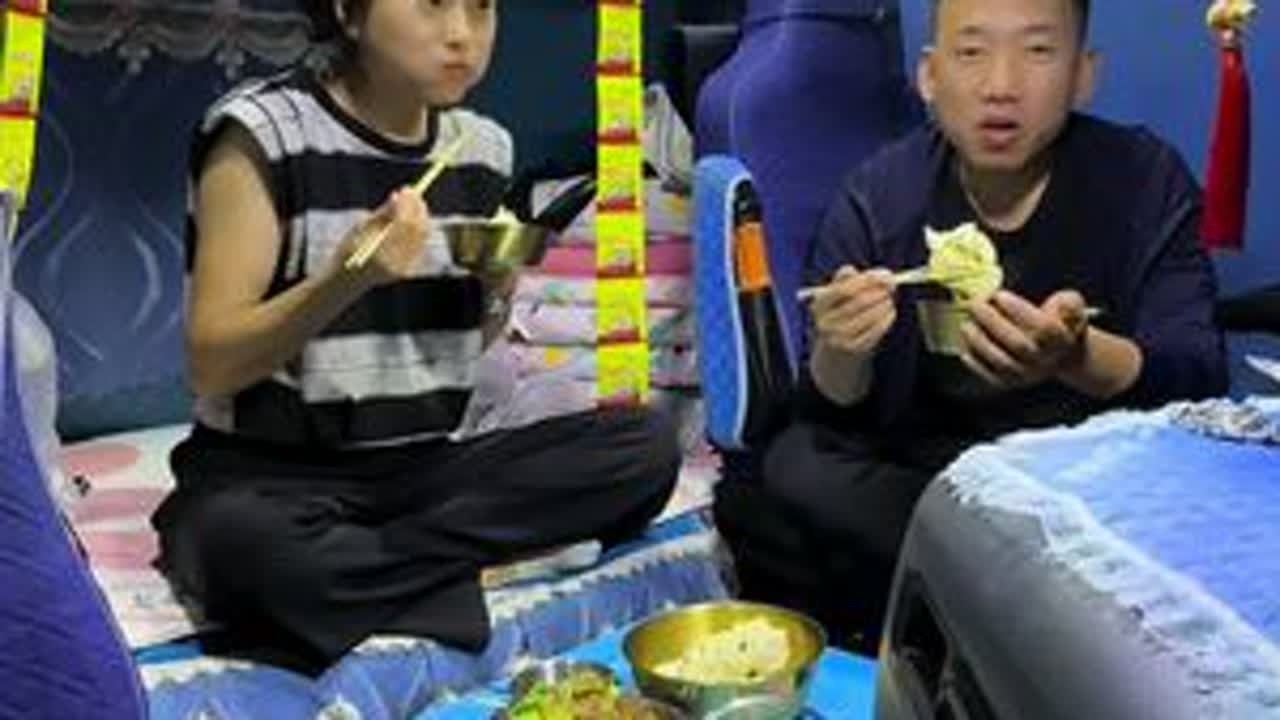 我和刘宝的卡车生活，这两天等的没想到还真涨价了，估计到了郑州就回不来了，感谢大家支持，感恩遇见！#三农 #vlog日常 #记录真实生活 #记录卡车生活#夫妻日常 @抖音小助手