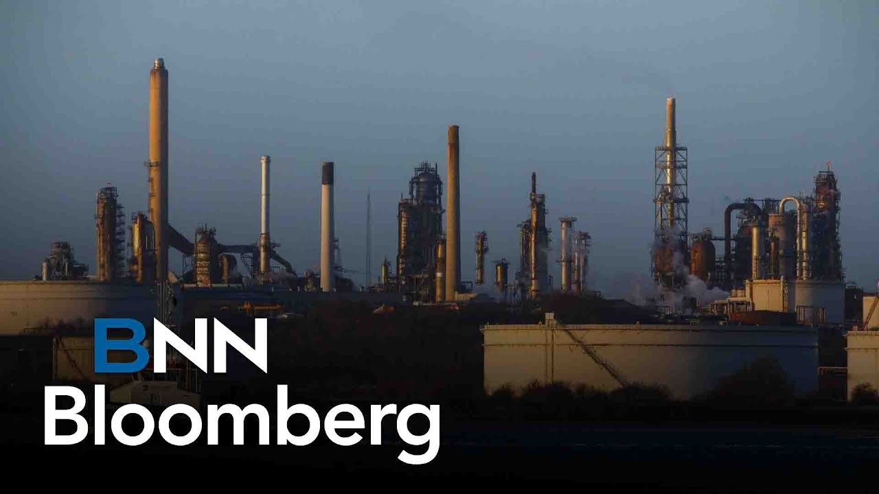 Oil returns to losses as trade war persists
