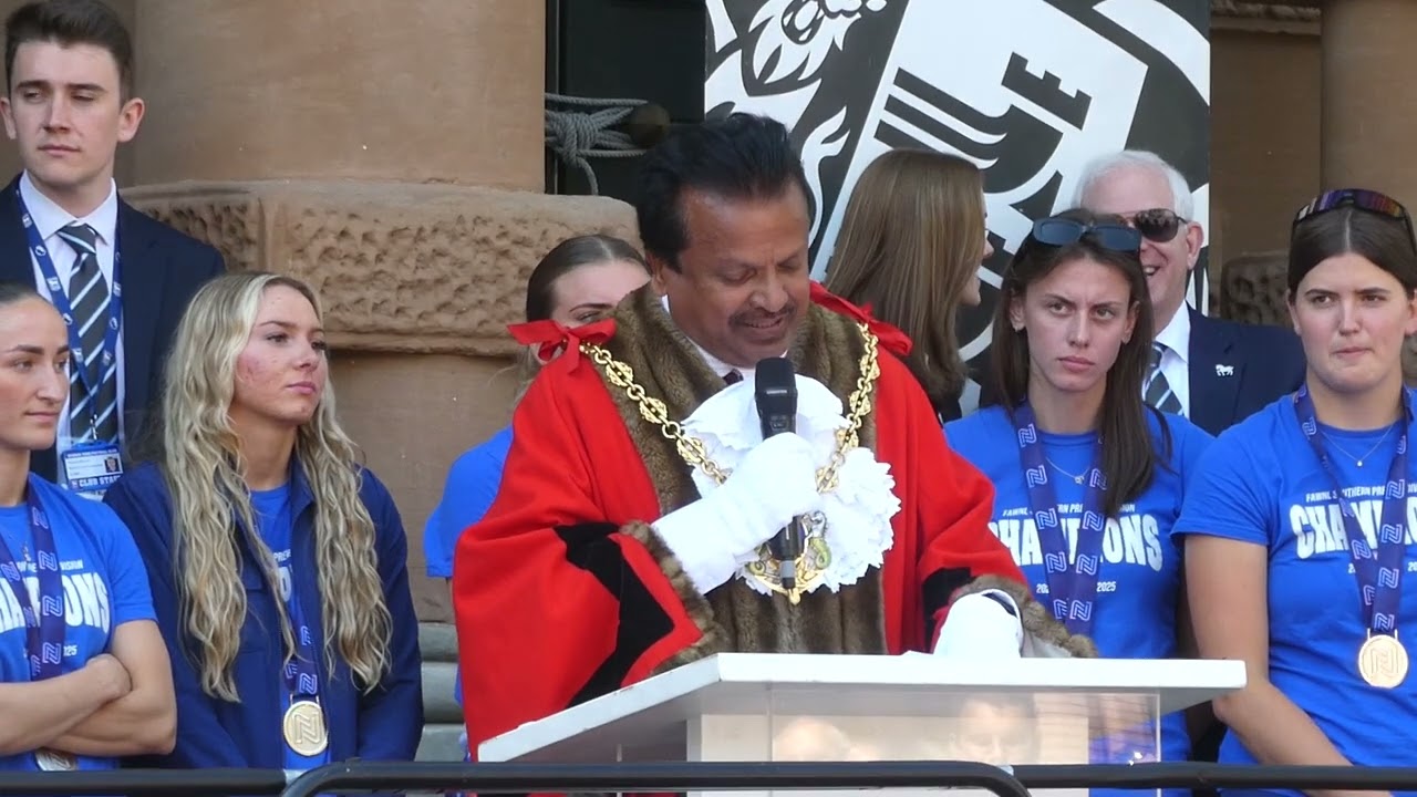 10/05/2025 - Mayor Elango K. Elavalakan honours Ipswich Town Women's Team