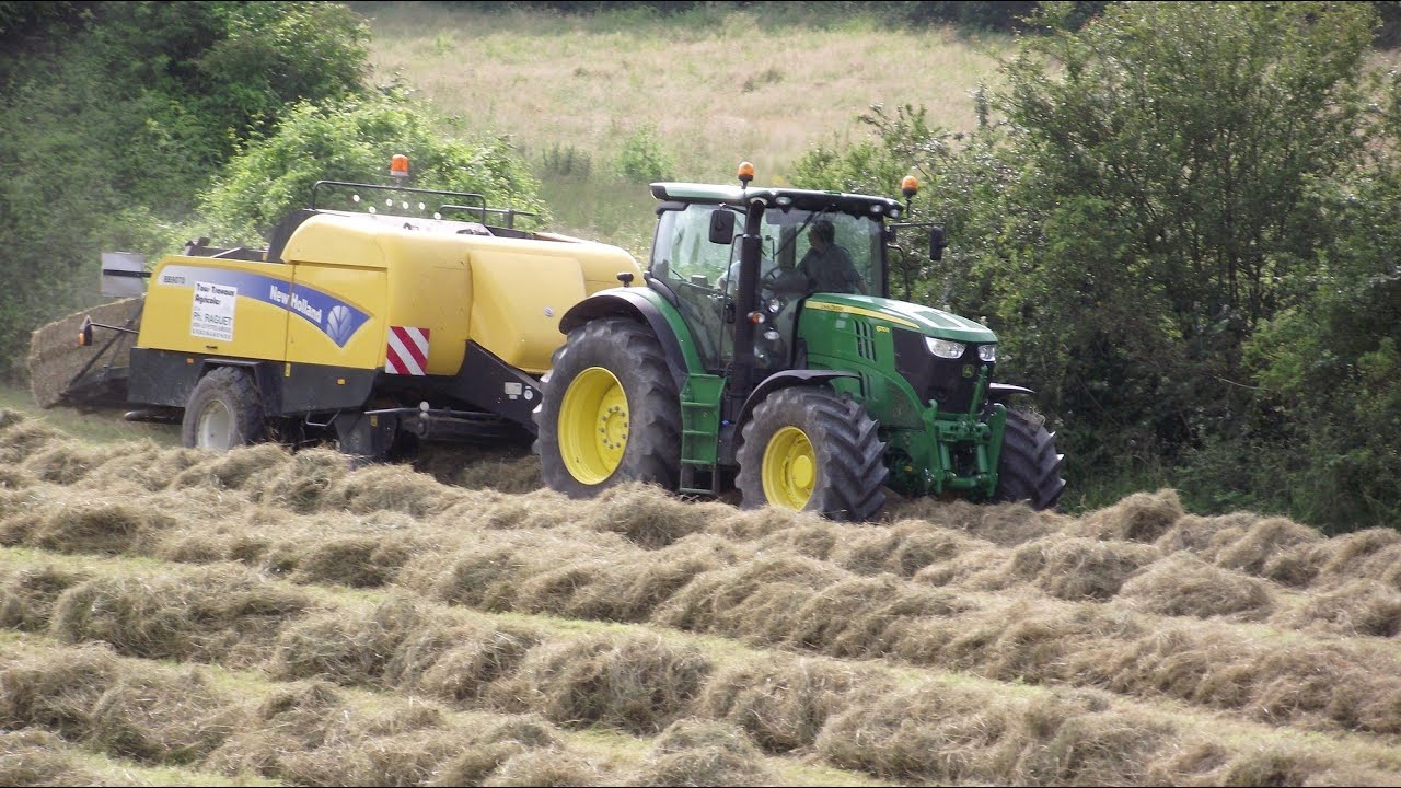 NEW JOHN DEERE 6170R et NH BB 9070 au pressage du foin en 2012