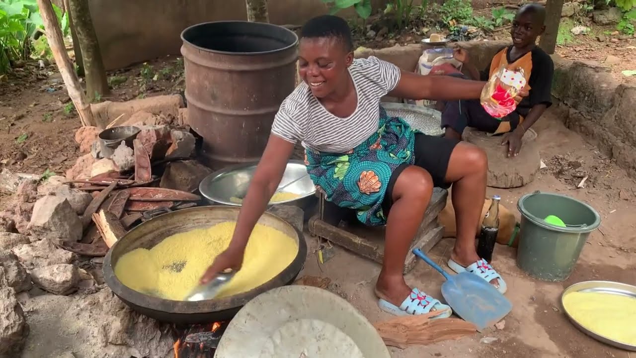 Organic Village Life || Young African Mom and Children Frying Garrri || Traditional Garri Processing
