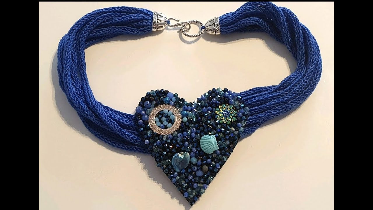 Collana in Tricotin con ciondolo in Swarovski blu.