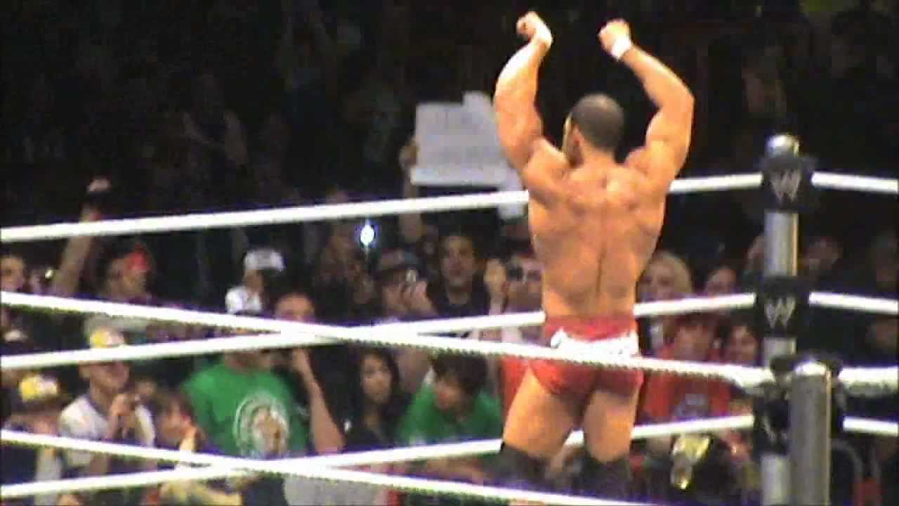 WRESTLEMANIA REVENGE TOUR bercy 2012  David Otunga vs Alex Riley.wmv