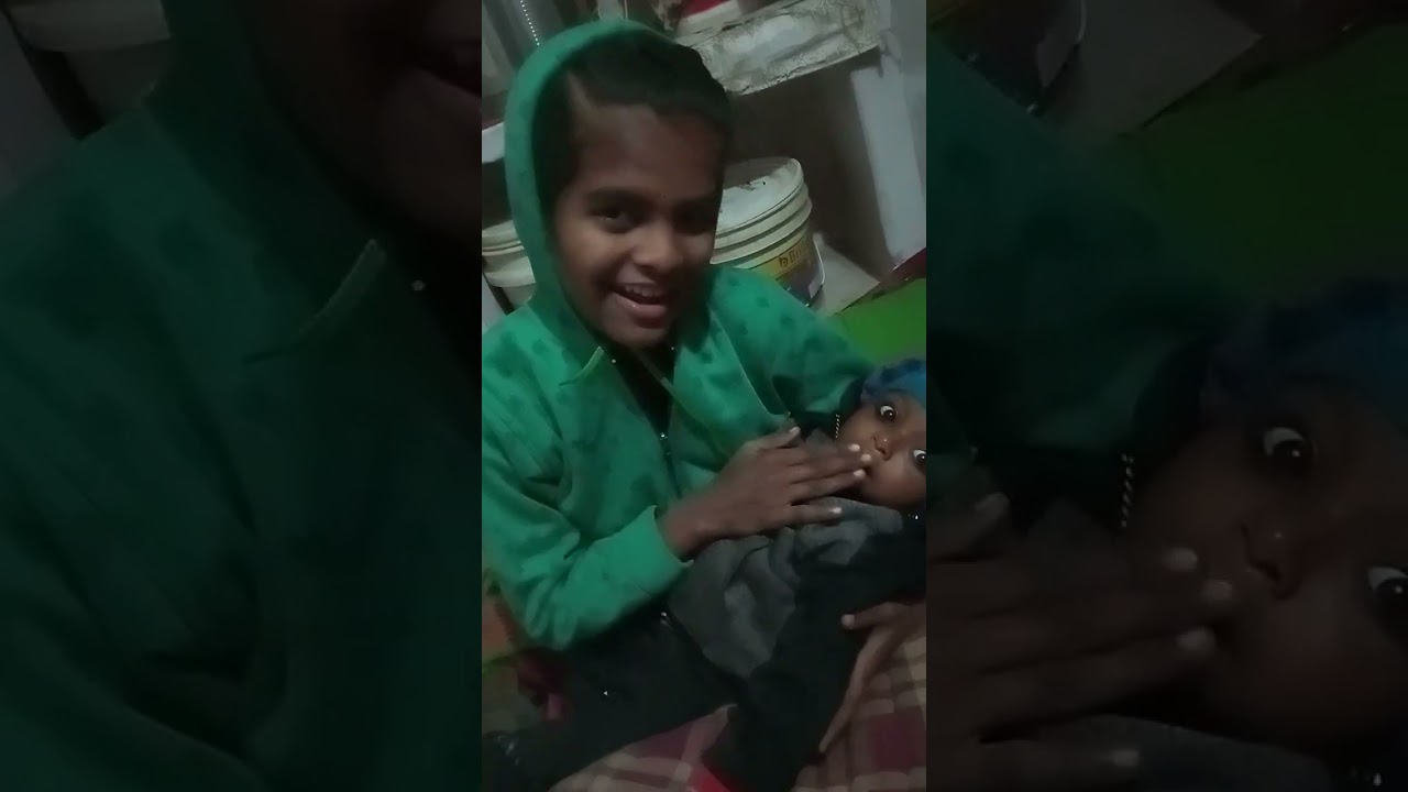 अपने छोटे भाई को खिलाते हुए और मस्ती करते हुए उसके साथ