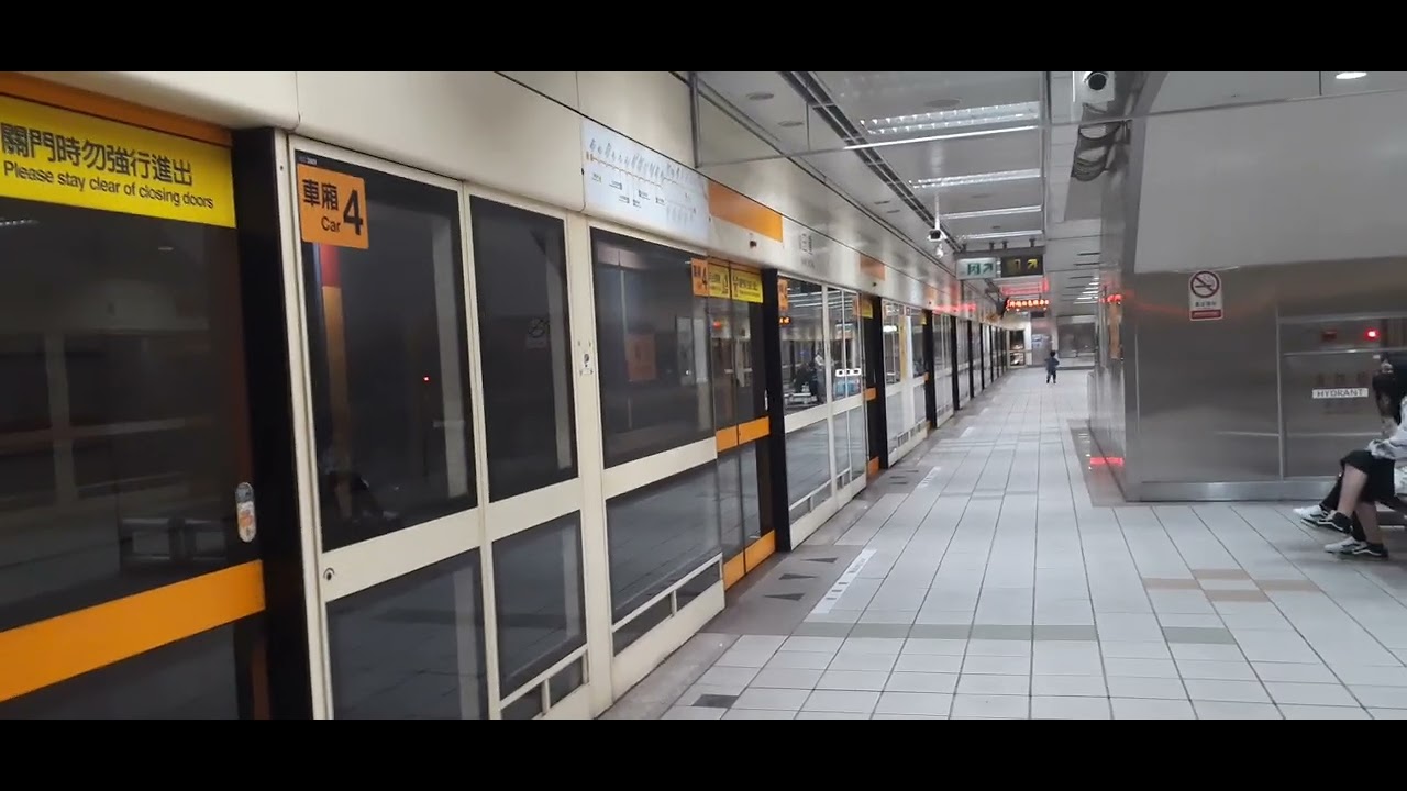 Sanchong O15 train arriving