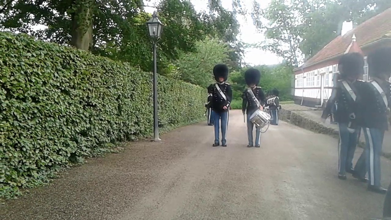 Vagtskifte gr&aring;sten slot