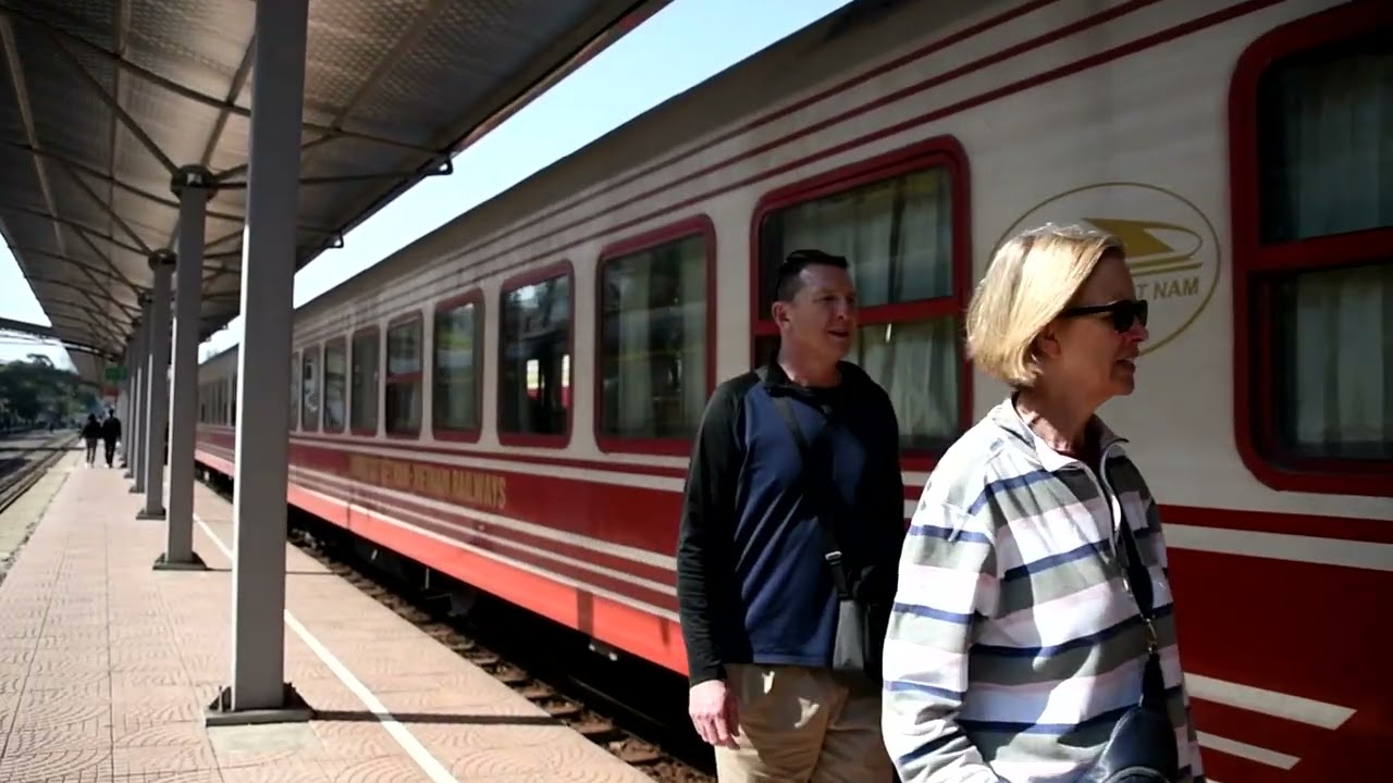 aankomst en vertrek personentrein Hanoi
