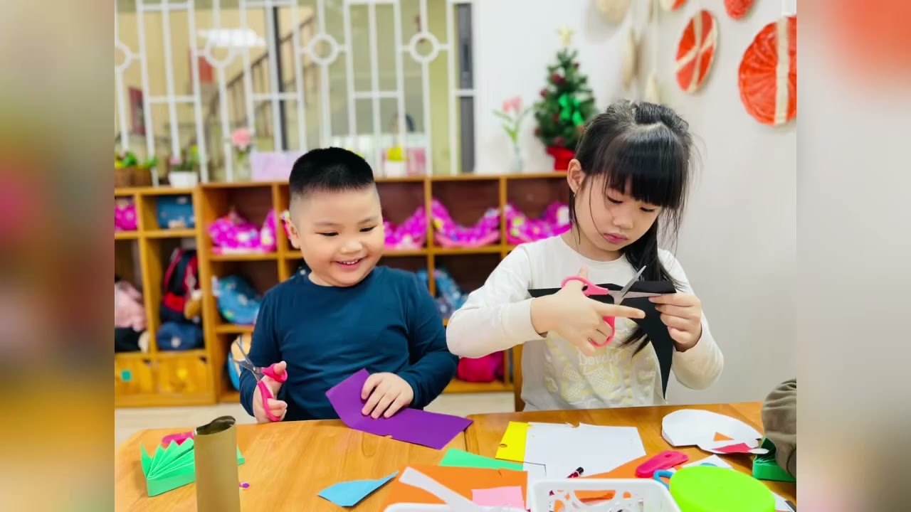 Các bé dán tạo hình cây thông noel