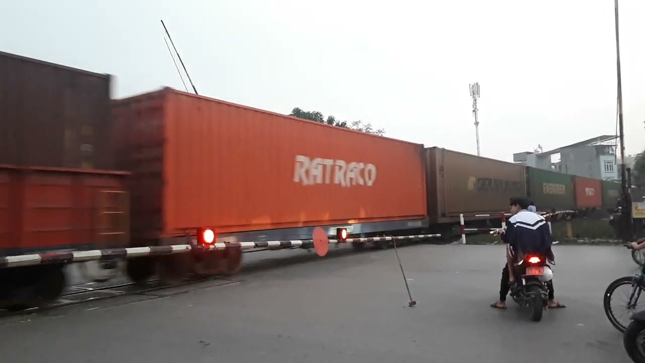 [D13E-722] Tàu hàng A4803/A9856 thông qua Km12+650 vành đai Văn Điển - Bắc Hồng | Freight train VNR