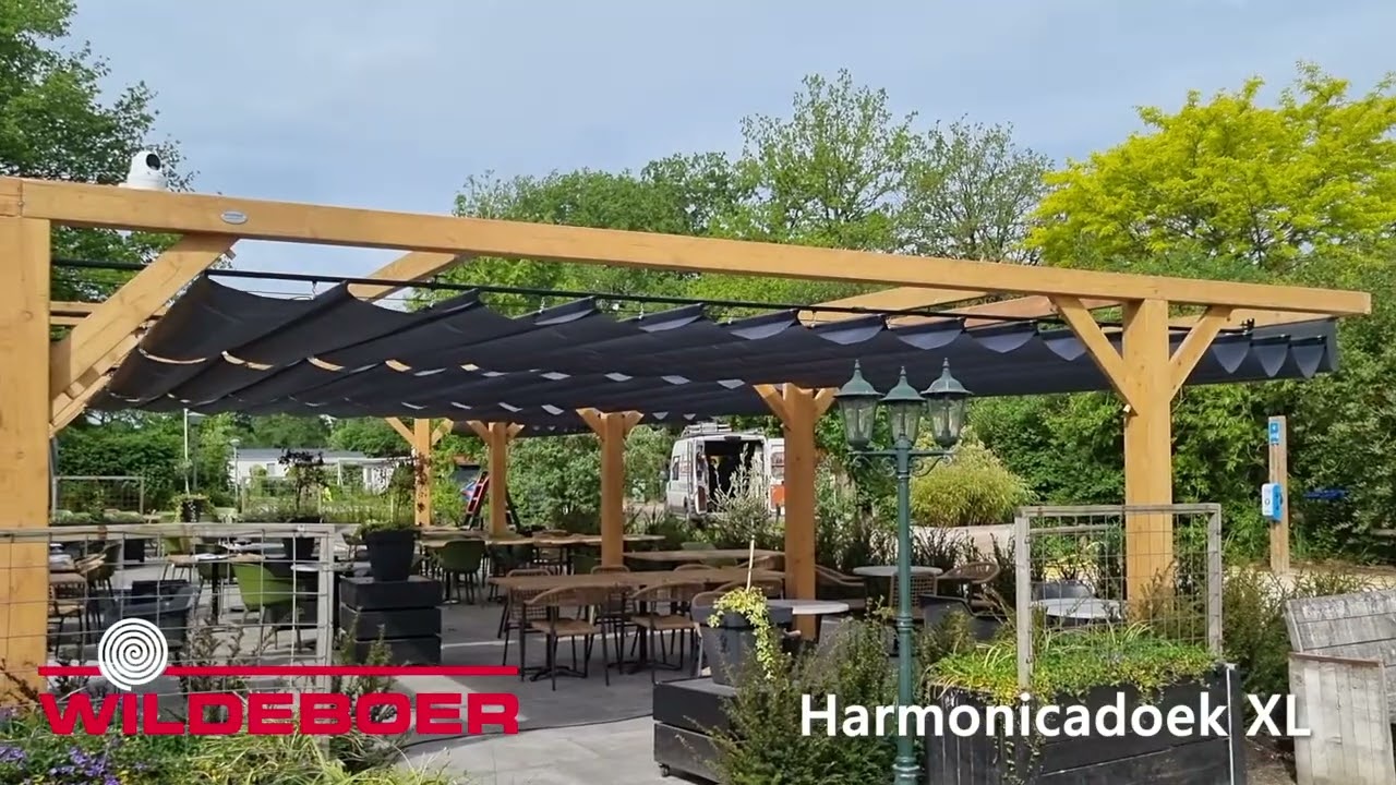 Harmonicadoek XL, een schaduwdoek over een terras die vanzelf open en dicht gaat