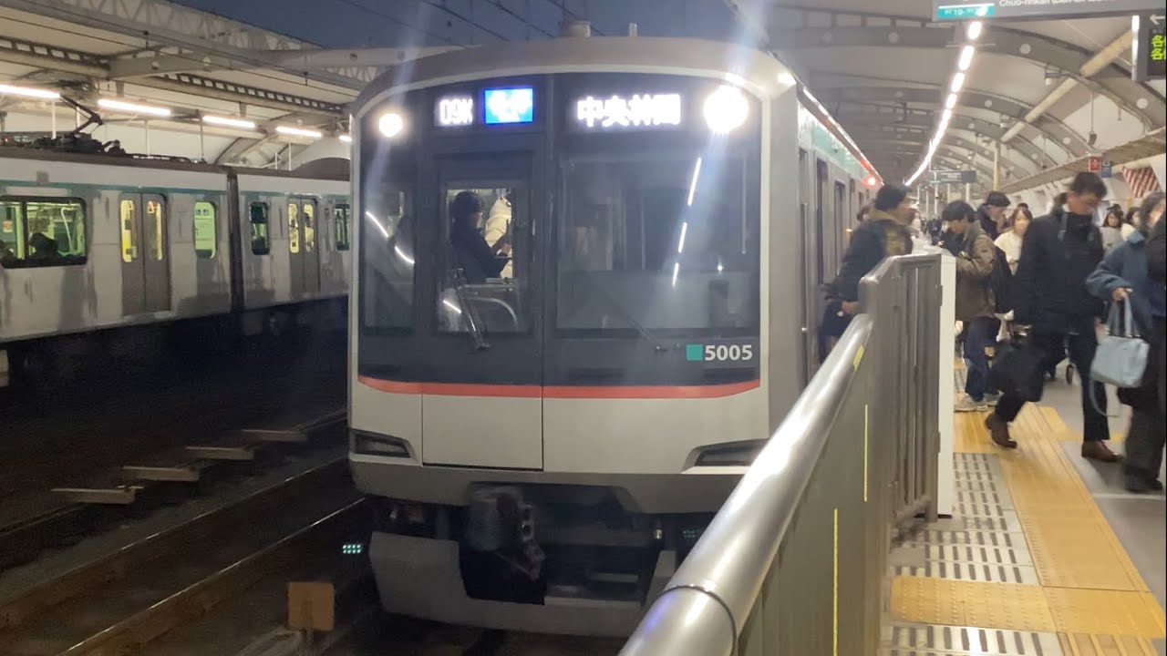 【4K高画質】東急電鉄5000系5105編成が各停中央林間行きとして高津駅1番線に到着停車〜発車するまでのフルシーン（2025.12.4 16:52）