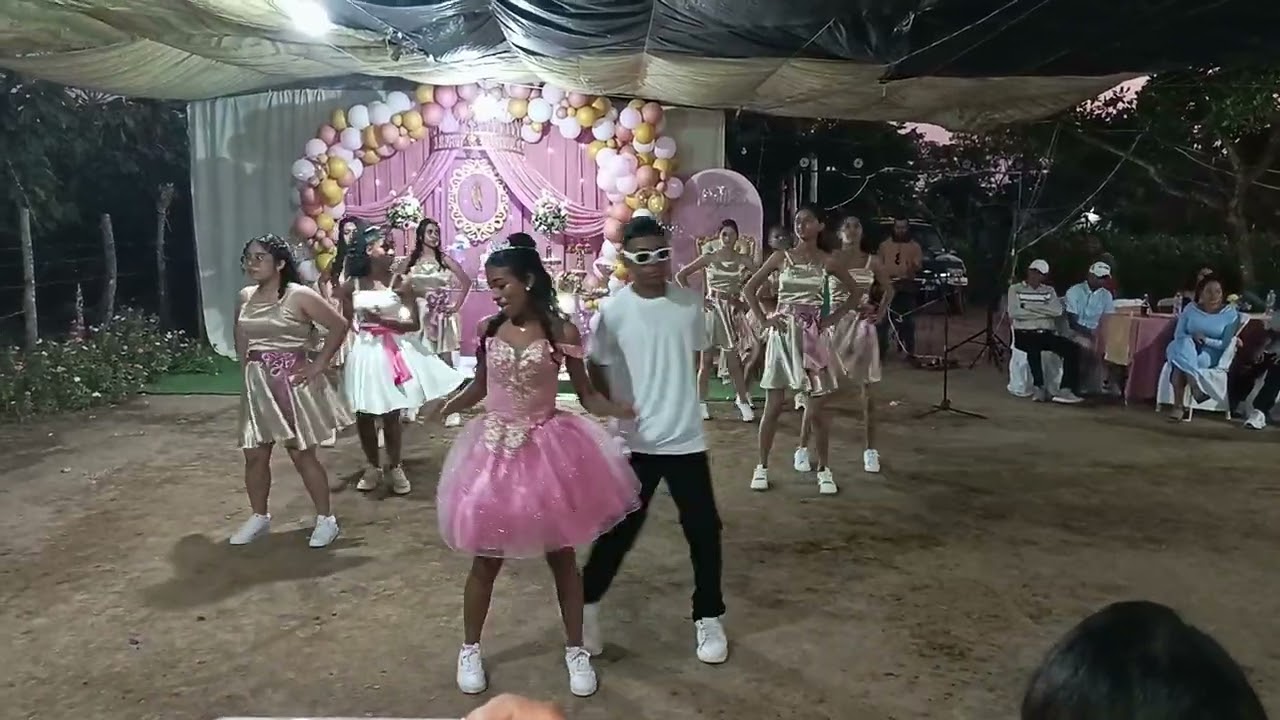 Carolina y su baile sorpresa con la corte de honor🩷✨💃🏻
