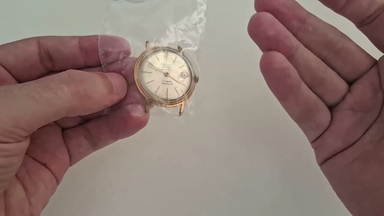 Люди принесли по объявлению интересные позолоченные часы