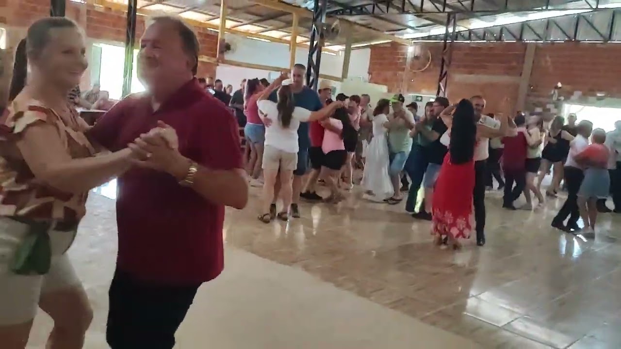 A Banda os Fiss animando muito bem o Matinê aqui no Piamolin.