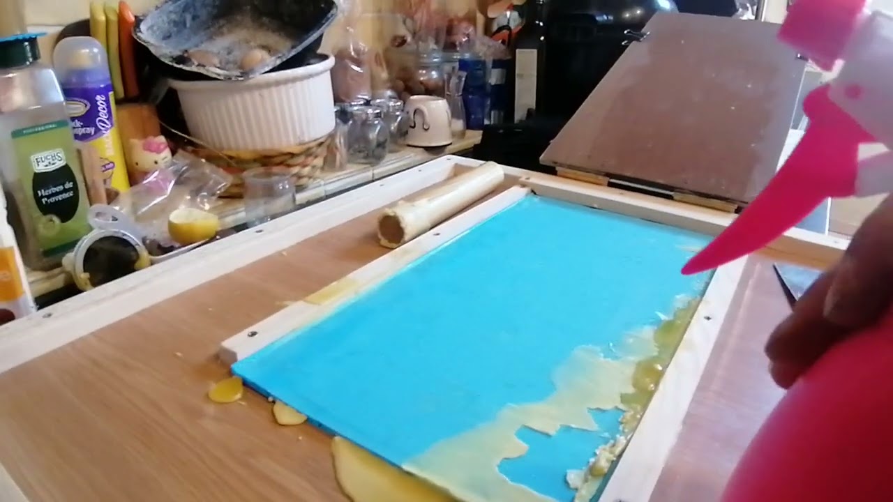 Réaliser soi même ses feuille de cire gaufrées.