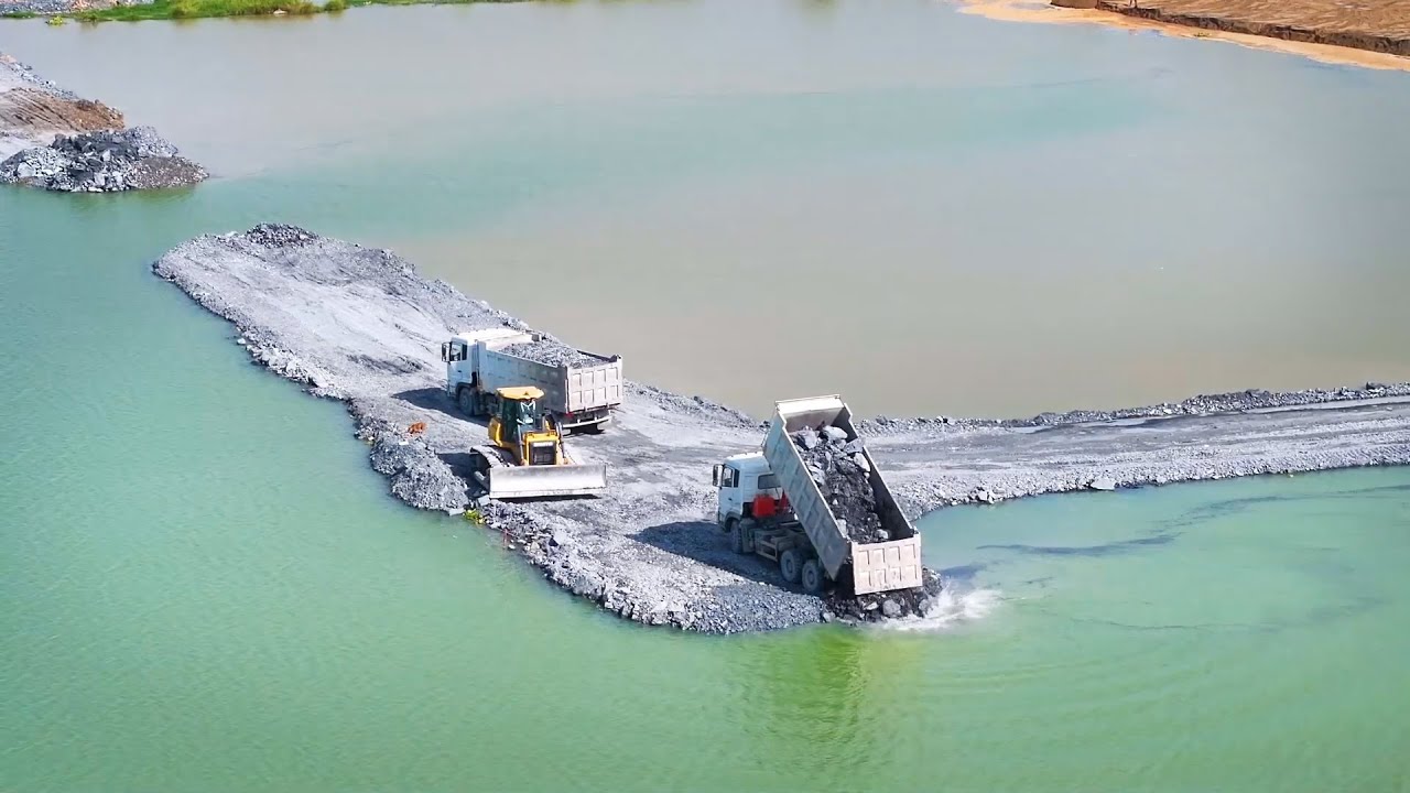 SHACMAN Delivery 25Ton Fail Loading SHANTUI Dozer Pushing Soil In Lake: The Greatest Activity