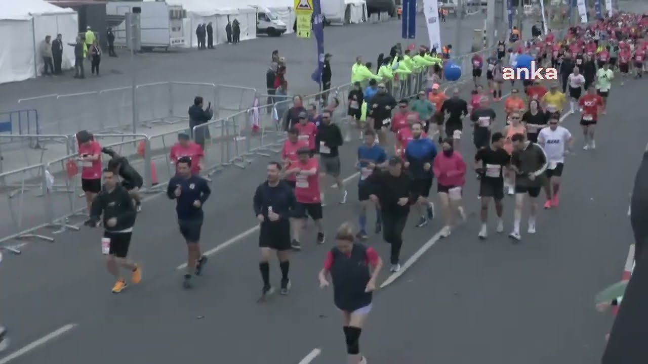 Türkiye İş Bankası'nın bu yıl düzenlediği 20'nci İstanbul Yarı Maratonu başladı