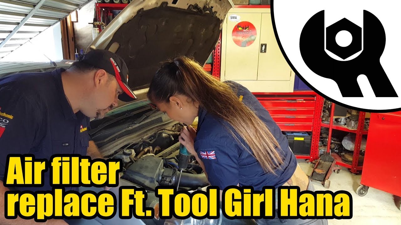 Holden Astra (2007) Air filter replacement Ft. Tool Girl Hana #1836