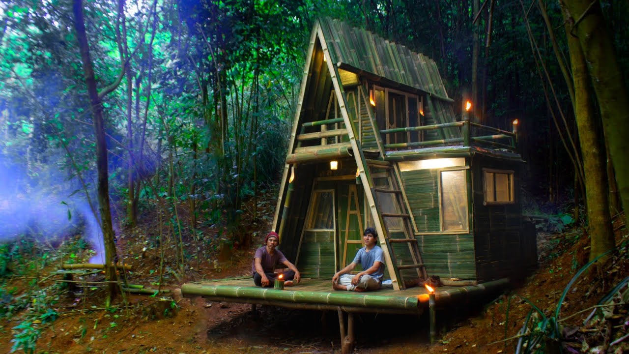 Berkemah Saat Hujan Deras, Membuat Rumah Bambu Dalam Hutan Untuk Tidur Nyaman Saat Hujan Malam Hari