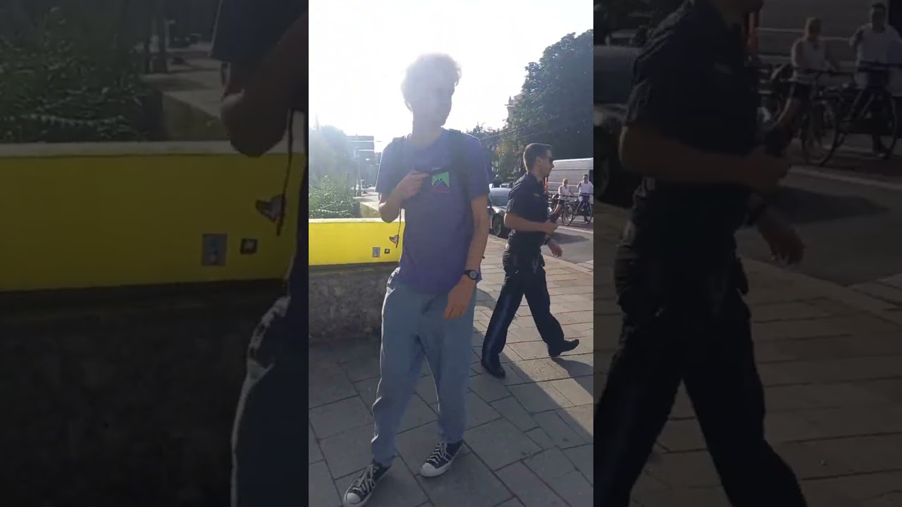 Polizist zieht Protestierende letzte Generation in Zivil weg