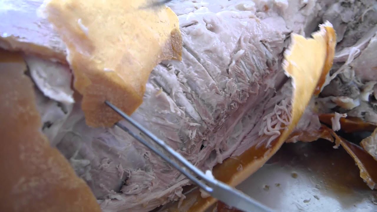 豚の丸焼きの焼きたての皮のパリパリ具合を撮影してみた