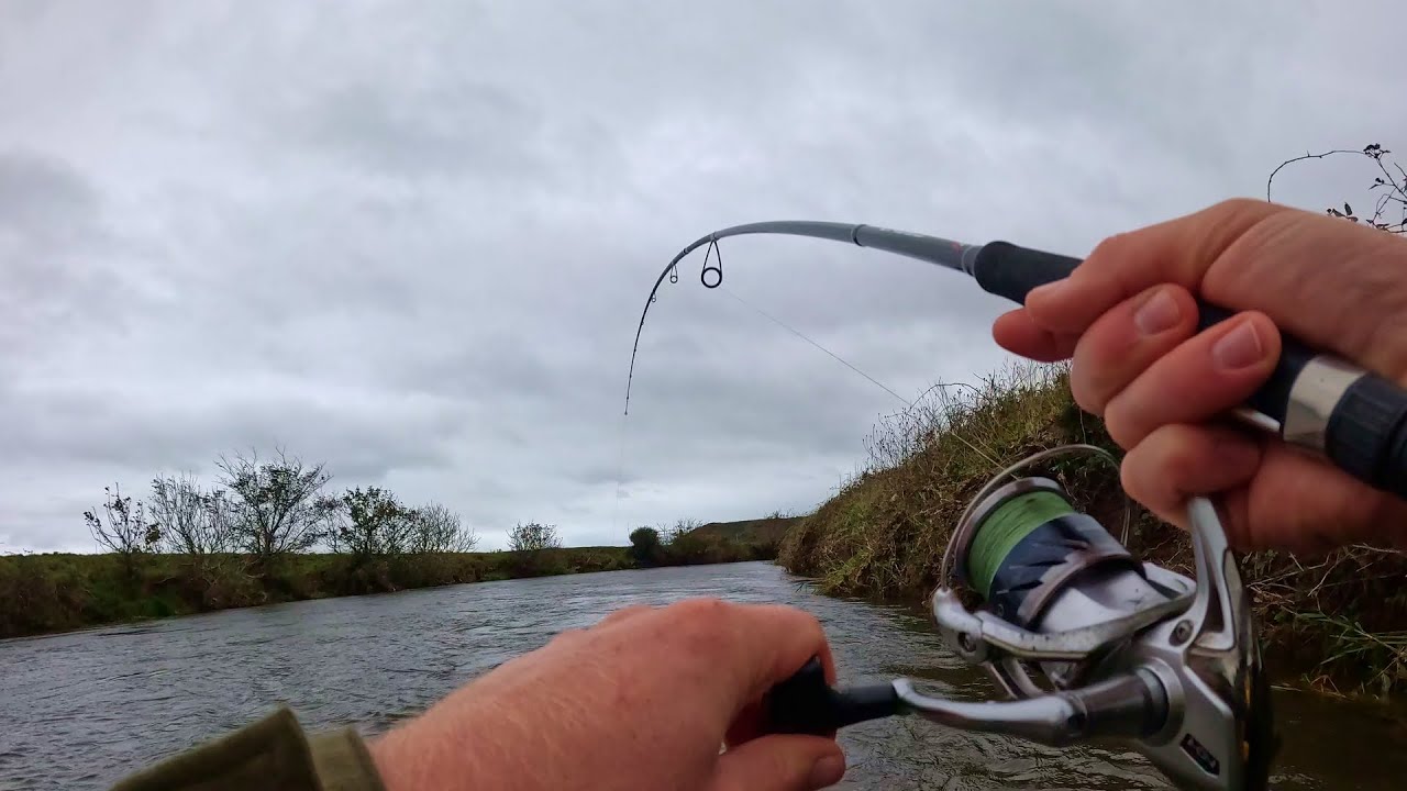 Ловля лосося и морской форели спиннингом и на червей в Камбрии | Поймайте двух лососей!🎣
