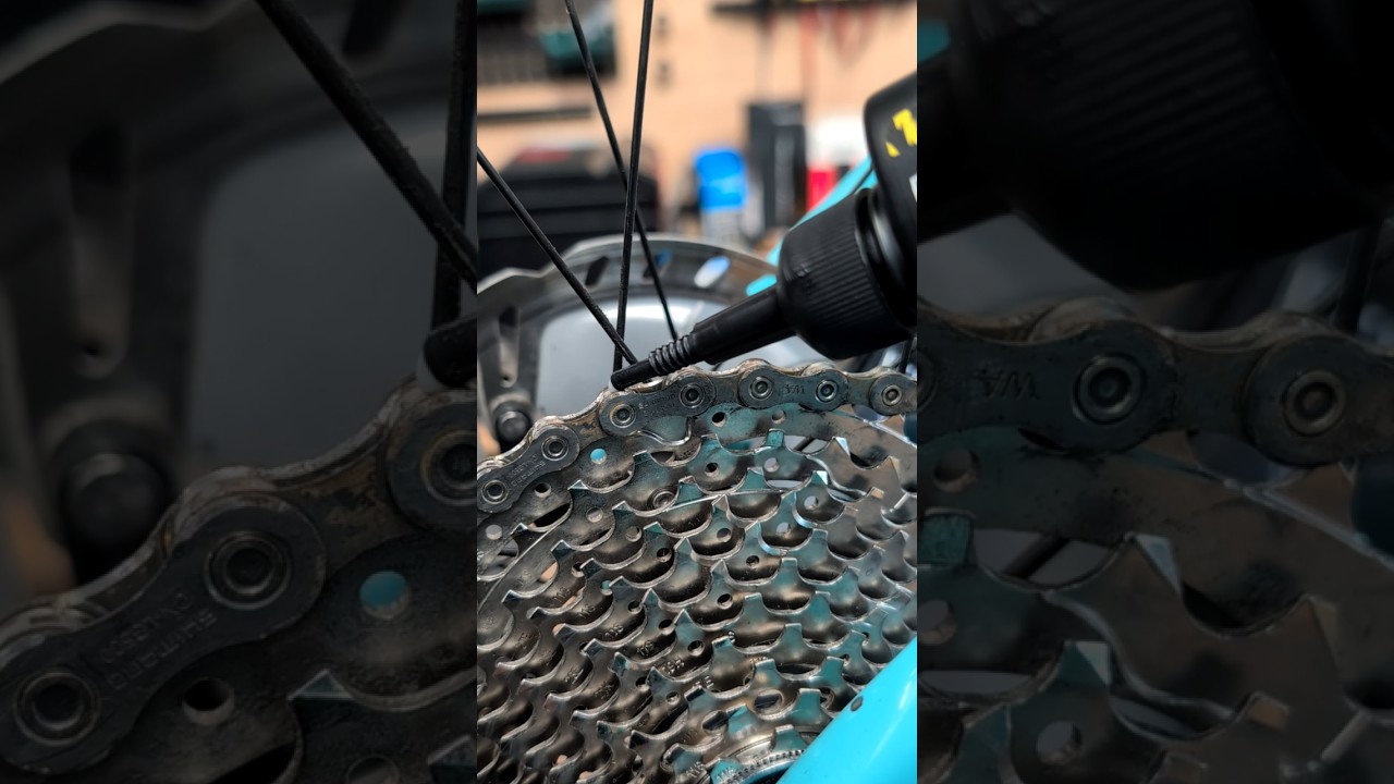 Wax : The Secret to a Faster Chain! 🚴✨#BikeMaintenance #CyclingTips #BikeChain #WaxChain #Shorts