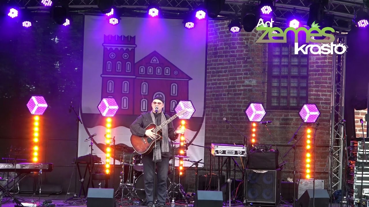 Aidas Giniotis  dainuojamosios poezijos festivalyje 