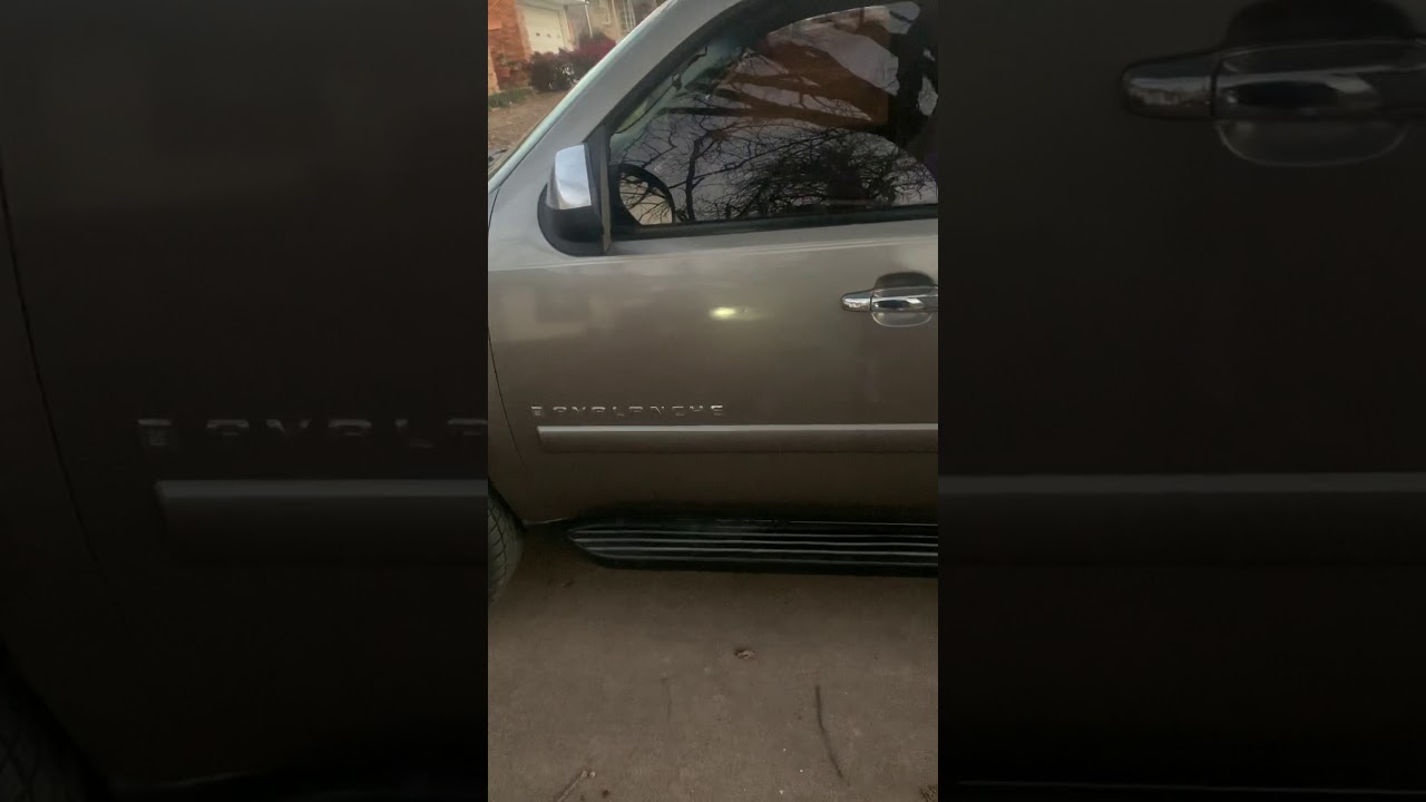 2008 Chevy avalanche on 26s Tesla radio
