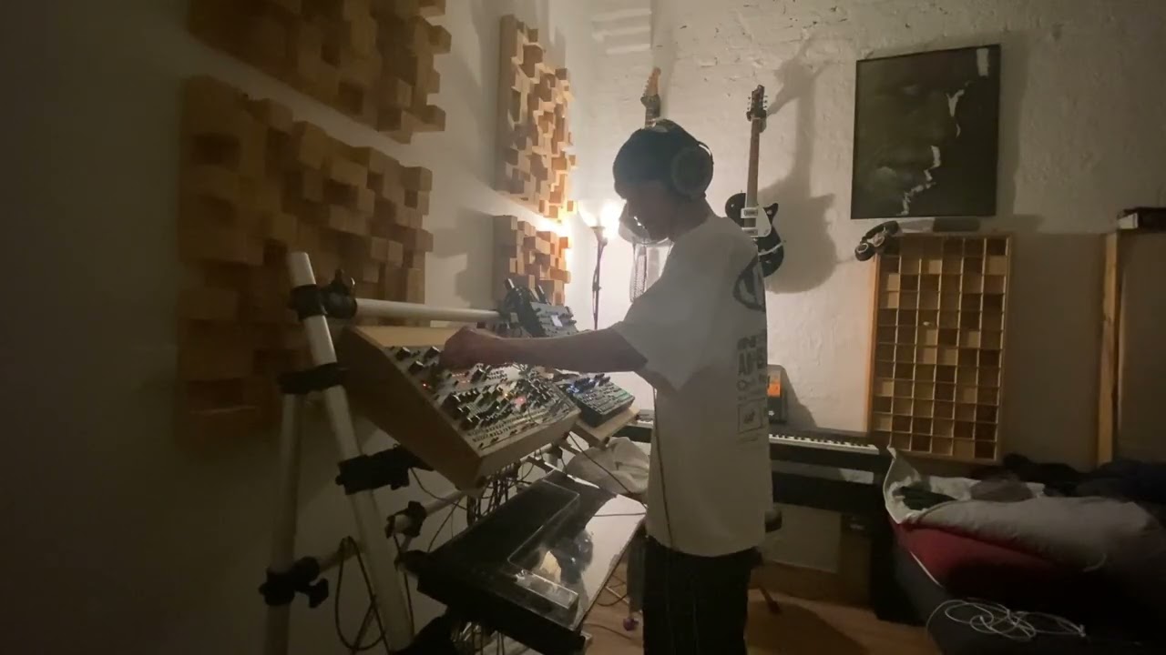 MODULAR CHILL TECHNO - Groovy Modular Chill-Techno With Sweet Sounds - 100