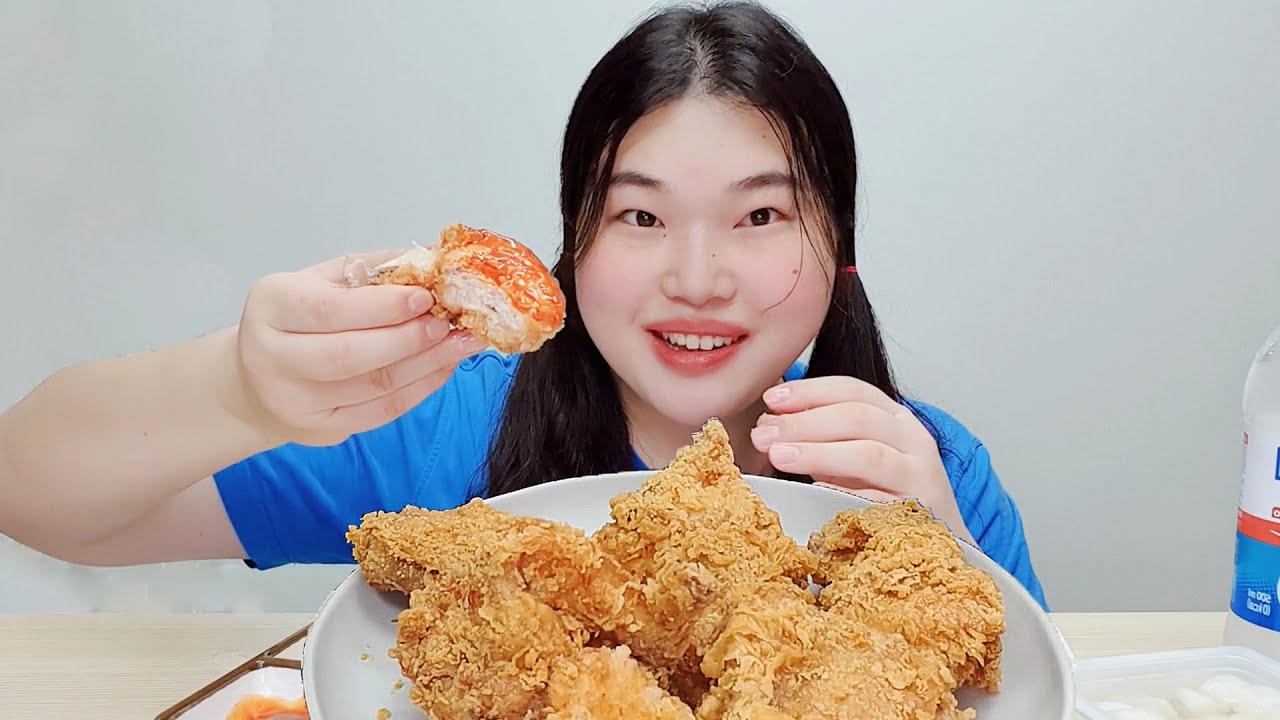 바삭 바삭 뜨거운 BBQ 황금 올리브 치킨 먹방 (후식:진라면 매운맛)