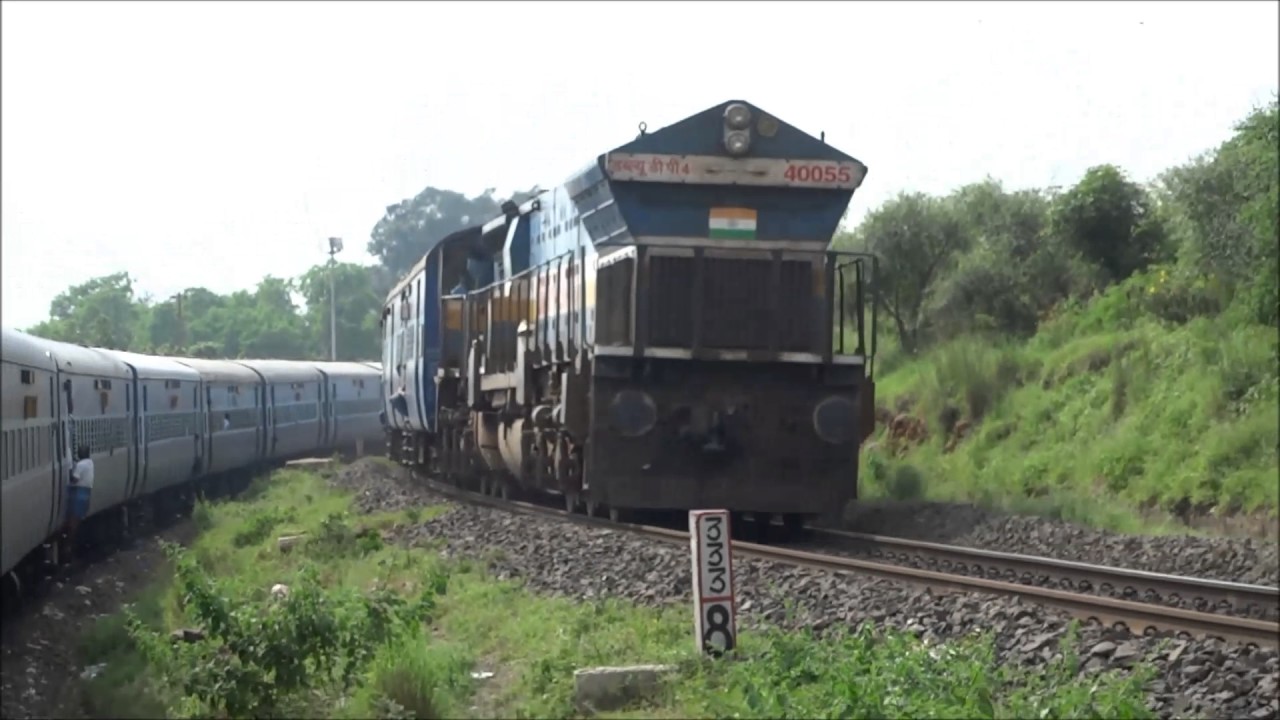 TRAIN goes in REVERSE : SCISSOR CROSSING : AHMEDABAD Express cross UDYAN Express : INDIAN RAILWAYS