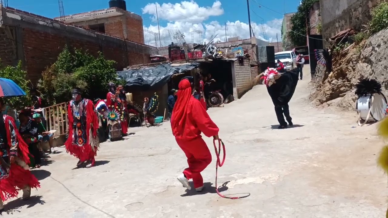 Danza del torito sr de la buena muerte en el aniversario de danza tres cruces de los lorensos 