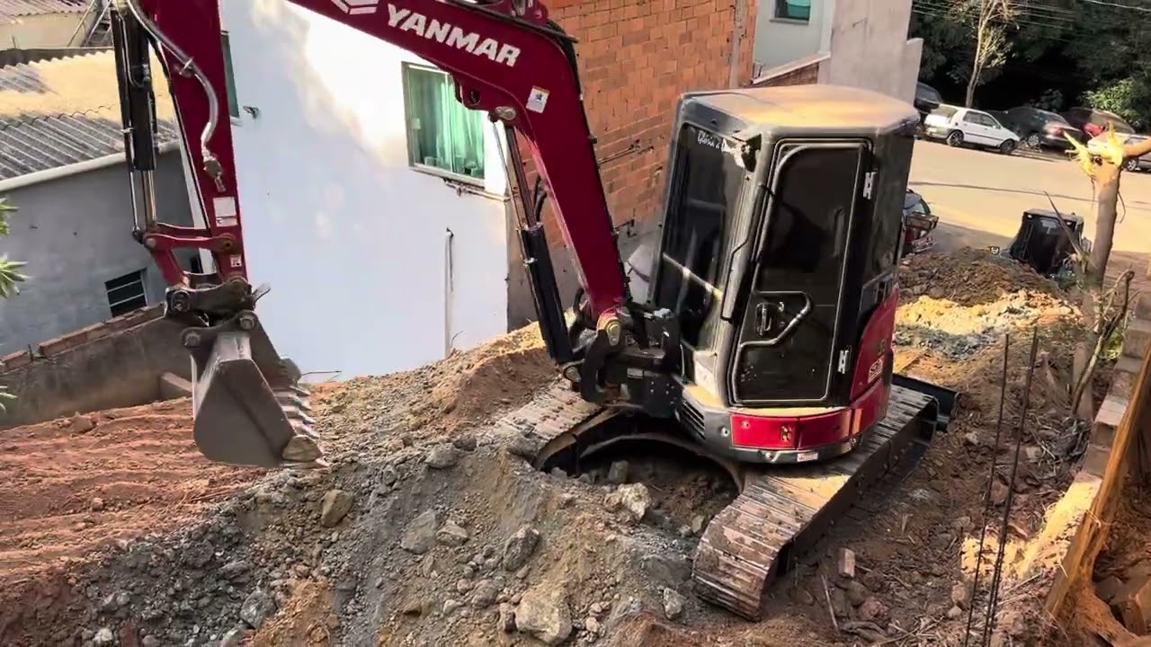 Yanmar Vio-55 cortando terreno 
