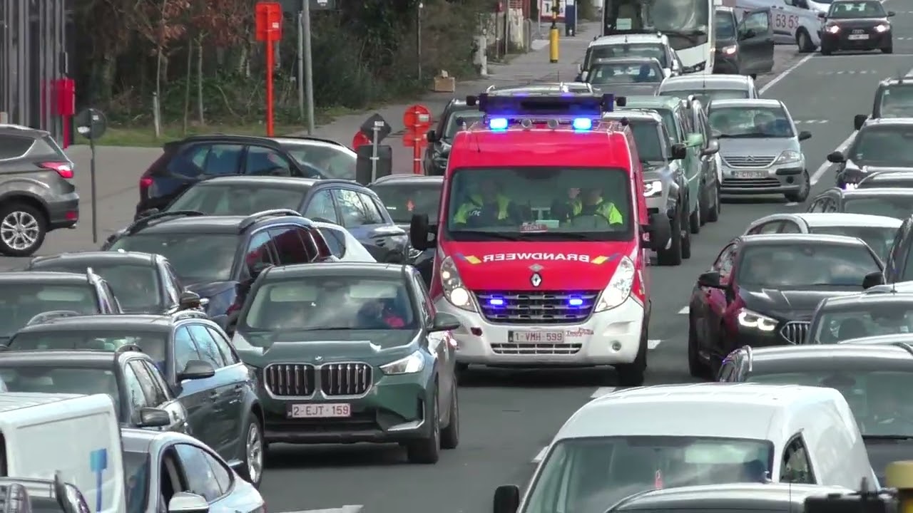 Bijna aan rijding uitruk autopomp signalisatiewagen