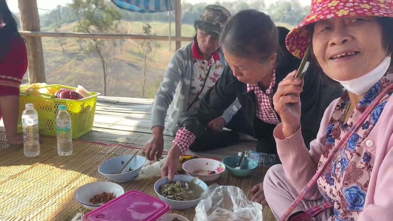 มาเที่ยวน่านห้วยโก๋นก่อนกลับบ้านแวะกินข้าวที่บนห้างรอบๆห้างวิวสวยๆจิบน้ำใสๆชื่นใจ