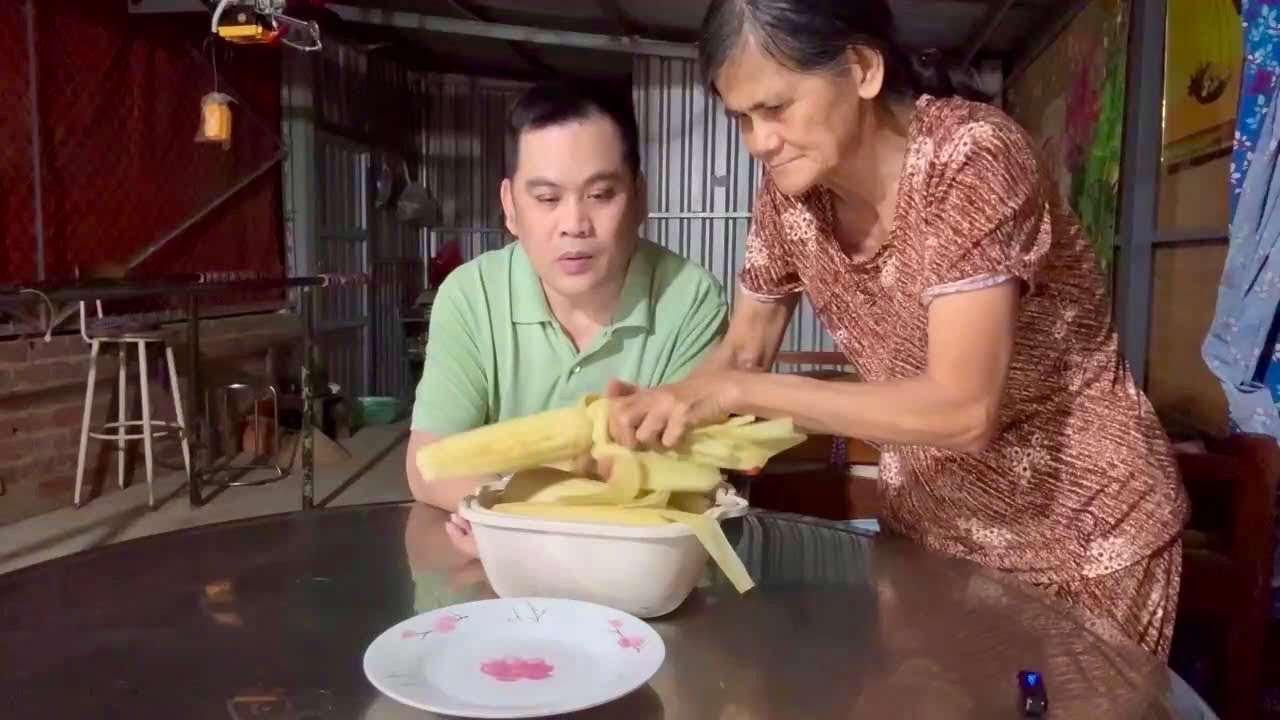 Chiều quê yên bình Mẹ luộc bắp cho hai mẹ con,giản dị mà ấm lòng | Quê Nhà Còn Mẹ 
